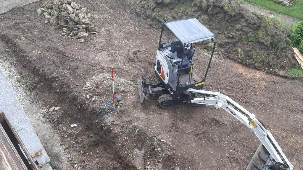 Minibagger-Arbeiten rund um Haus